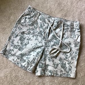 STYLE & CO 2P camouflage green shorts